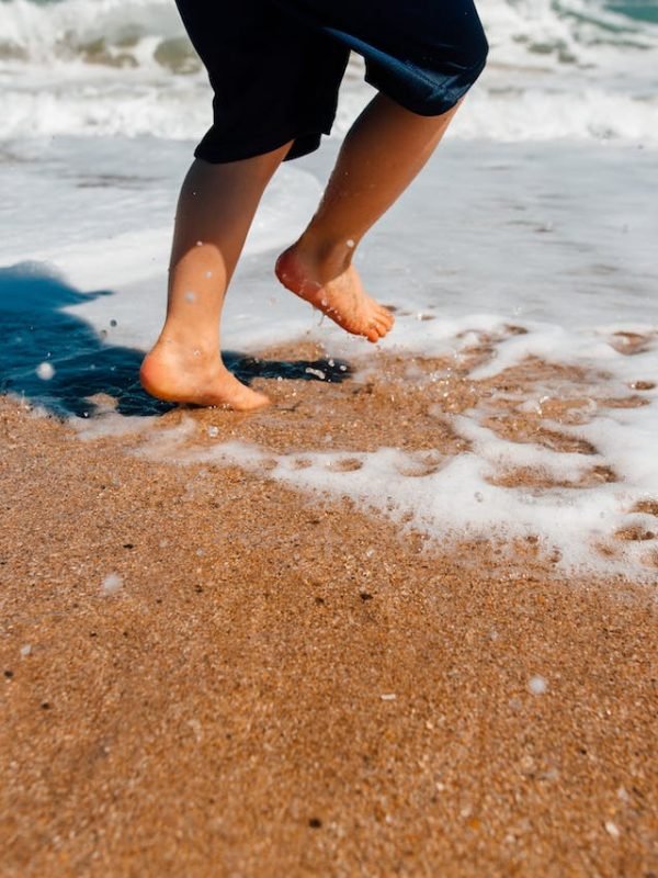 Kind speelt op strand